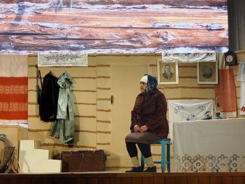 В преддверии 80-летия Великой Победы народный театр «Ак жилкэн» показал премьеру спектакля «Ана хөкеме» («Материнское решение») по мотивам драматурга Ангама Атнабаева