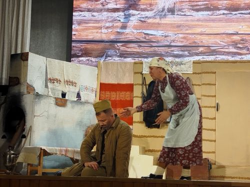 В преддверии 80-летия Великой Победы народный театр «Ак жилкэн» показал премьеру спектакля «Ана хөкеме» («Материнское решение») по мотивам драматурга Ангама Атнабаева