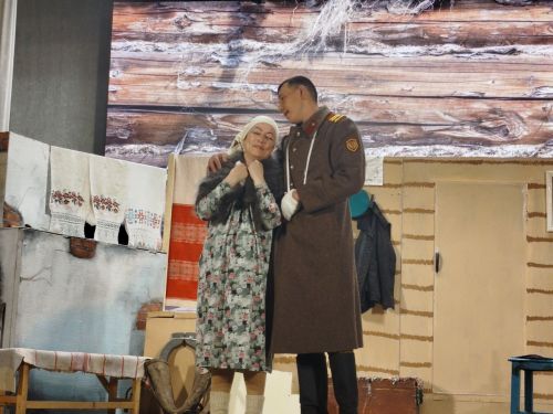 В преддверии 80-летия Великой Победы народный театр «Ак жилкэн» показал премьеру спектакля «Ана хөкеме» («Материнское решение») по мотивам драматурга Ангама Атнабаева