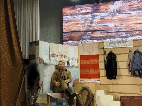 В преддверии 80-летия Великой Победы народный театр «Ак жилкэн» показал премьеру спектакля «Ана хөкеме» («Материнское решение») по мотивам драматурга Ангама Атнабаева