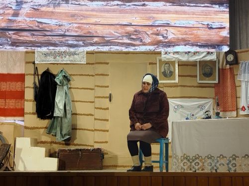 В преддверии 80-летия Великой Победы народный театр «Ак жилкэн» показал премьеру спектакля «Ана хөкеме» («Материнское решение») по мотивам драматурга Ангама Атнабаева