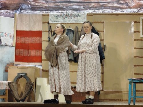 В преддверии 80-летия Великой Победы народный театр «Ак жилкэн» показал премьеру спектакля «Ана хөкеме» («Материнское решение») по мотивам драматурга Ангама Атнабаева