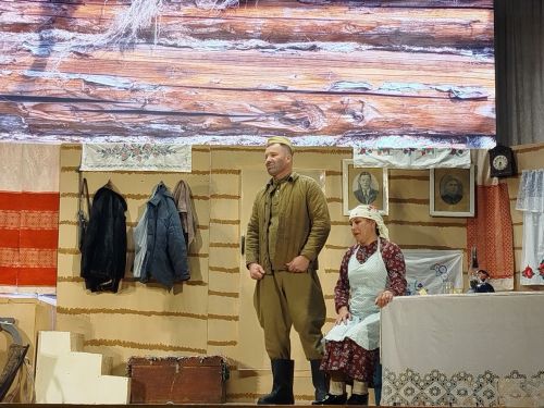 В преддверии 80-летия Великой Победы народный театр «Ак жилкэн» показал премьеру спектакля «Ана хөкеме» («Материнское решение») по мотивам драматурга Ангама Атнабаева