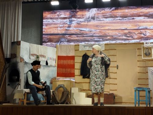 В преддверии 80-летия Великой Победы народный театр «Ак жилкэн» показал премьеру спектакля «Ана хөкеме» («Материнское решение») по мотивам драматурга Ангама Атнабаева