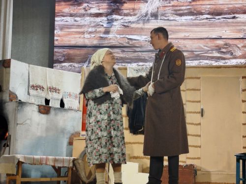 В преддверии 80-летия Великой Победы народный театр «Ак жилкэн» показал премьеру спектакля «Ана хөкеме» («Материнское решение») по мотивам драматурга Ангама Атнабаева
