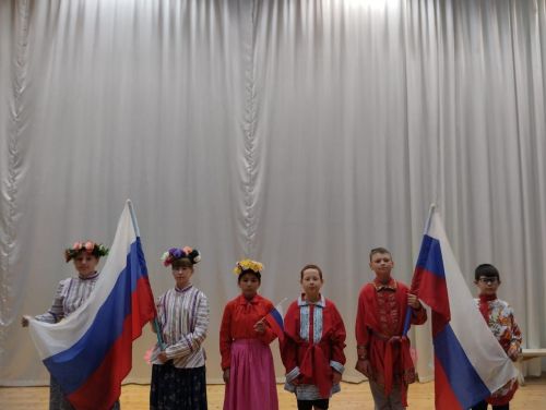 Сотрудники культуры и преподаватели Большеподберезинской школы организовали тематический вечер для ребят из летнего лагеря, посвященный Дню России