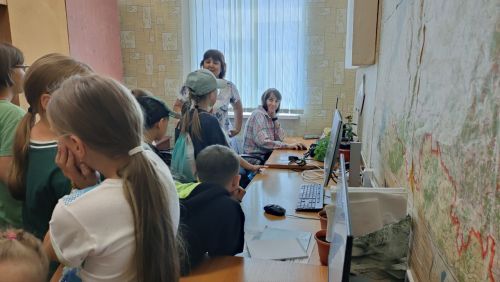 В редакцию газеты «Кайбыч таңнары» («Кайбицкие зори») заглянули ребята из пришкольного лагеря «Дубок» Молькеевской школы