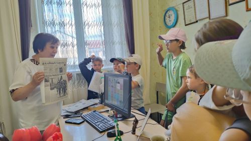 В редакцию газеты «Кайбыч таңнары» («Кайбицкие зори») заглянули ребята из пришкольного лагеря «Дубок» Молькеевской школы