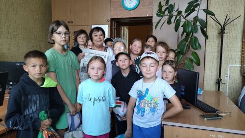 В редакцию газеты «Кайбыч таңнары» («Кайбицкие зори») заглянули ребята из пришкольного лагеря «Дубок» Молькеевской школы