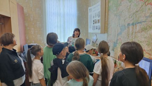 В редакцию газеты «Кайбыч таңнары» («Кайбицкие зори») заглянули ребята из пришкольного лагеря «Дубок» Молькеевской школы