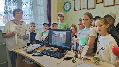 В редакцию газеты «Кайбыч таңнары» («Кайбицкие зори») заглянули ребята из пришкольного лагеря «Дубок» Молькеевской школы