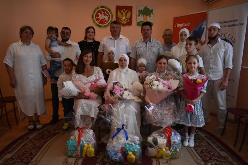 В Кайбицах семьям торжественно вручили свидетельства о рождении детей