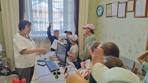 В редакцию газеты «Кайбыч таңнары» («Кайбицкие зори») заглянули ребята из пришкольного лагеря «Дубок» Молькеевской школы
