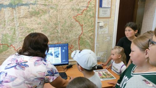 В редакцию газеты «Кайбыч таңнары» («Кайбицкие зори») заглянули ребята из пришкольного лагеря «Дубок» Молькеевской школы