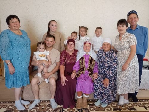 Жительница Больших Кайбиц Сабира Сибгатуллина окружена любовью и заботой своих близких