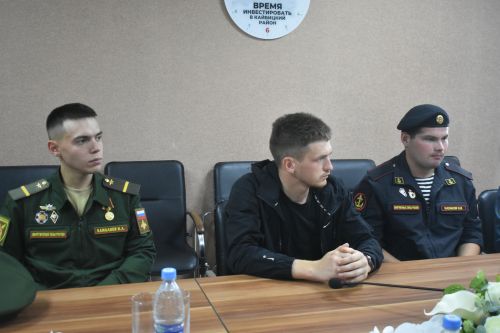 В Кайбицах глава района встретился с отслужившими юношами
