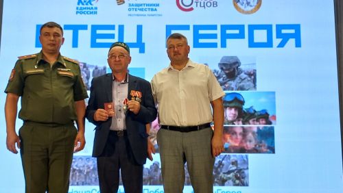 В Большекайбицком доме культуры открылась выставка «Отец Героя»