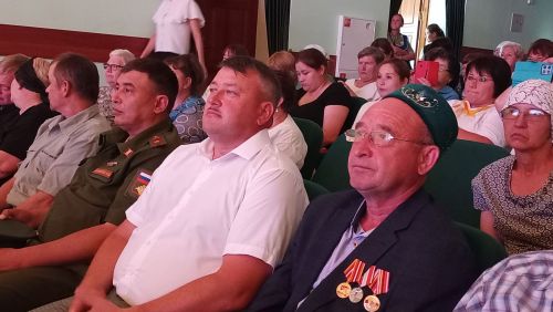 В Большекайбицком доме культуры открылась выставка «Отец Героя»