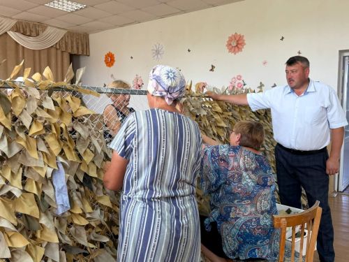 Глава Кайбицкого района Альбер Рахматуллин встретился с волонтерами из Маломеминского поселения, которые плетут маскировочные сети