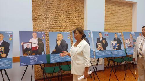 В Большекайбицком доме культуры открылась выставка «Отец Героя»