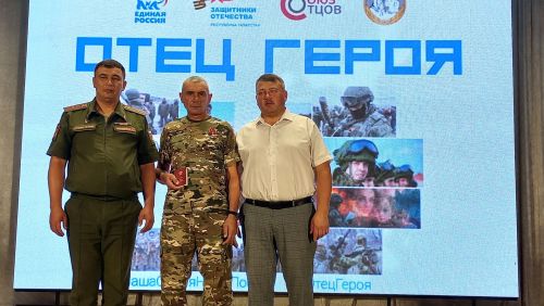 В Большекайбицком доме культуры открылась выставка «Отец Героя»