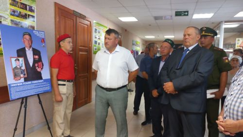 В Большекайбицком доме культуры открылась выставка «Отец Героя»
