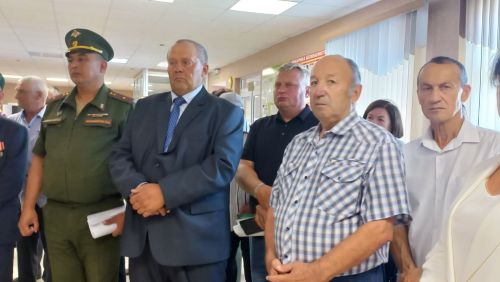 В Большекайбицком доме культуры открылась выставка «Отец Героя»
