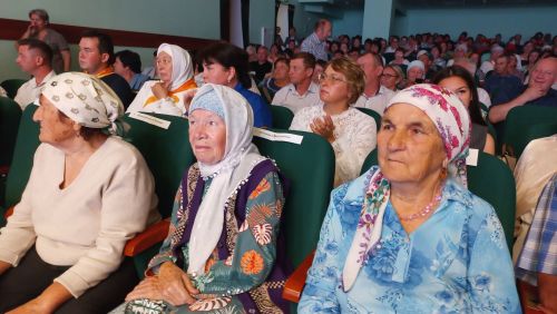 В Большекайбицком доме культуры открылась выставка «Отец Героя»