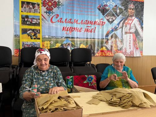 Глава Кайбицкого района Альбер Рахматуллин встретился с волонтерами из Маломеминского поселения, которые плетут маскировочные сети