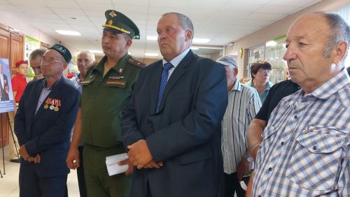 В Большекайбицком доме культуры открылась выставка «Отец Героя»