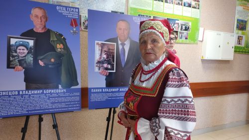 В Большекайбицком доме культуры открылась выставка «Отец Героя»