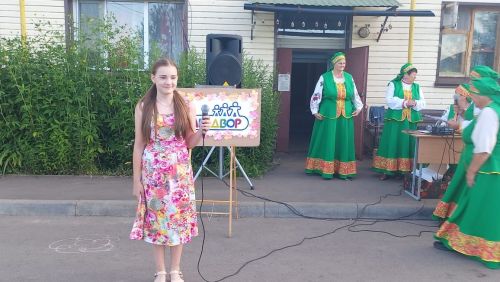 Около двухэтажного дома в Куланге провели вечер отдыха по программе «Наш двор»