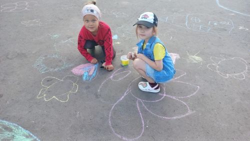 Около двухэтажного дома в Куланге провели вечер отдыха по программе «Наш двор»