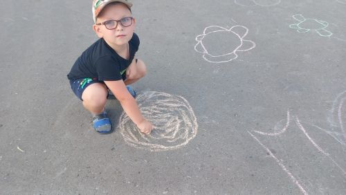Около двухэтажного дома в Куланге провели вечер отдыха по программе «Наш двор»
