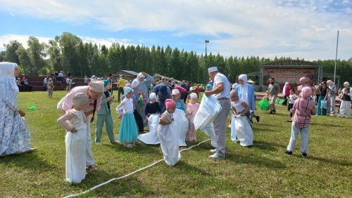 На детском мусульманском Сабантуе в Кайбицах гостей угостили картофелем-фри, попкорном  и пловом