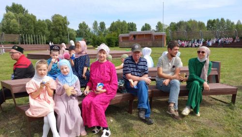 На детском мусульманском Сабантуе в Кайбицах гостей угостили картофелем-фри, попкорном  и пловом