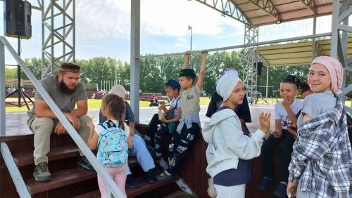 На детском мусульманском Сабантуе в Кайбицах гостей угостили картофелем-фри, попкорном  и пловом