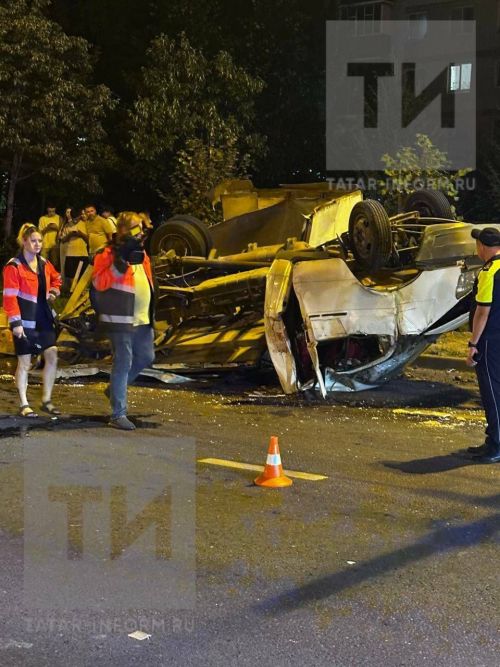 В Кировском районе Казани столкнулись Mitsubishi и «ГАЗель», легковушка загорелась