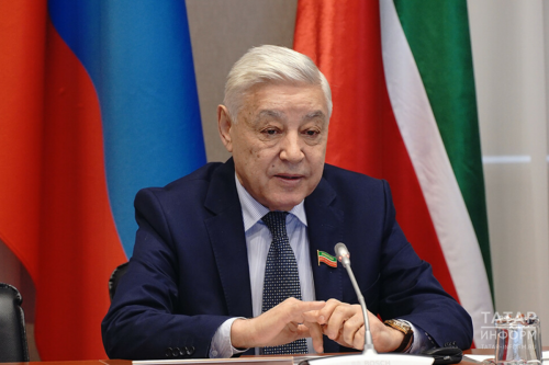Фарид Мухаметшин вручил автобусы татарстанским семьям с 10 и более детьми