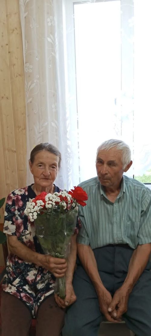 В День семьи, любви и верности социальные работники Кайбицкого комплексного центра социального обслуживания «Омет» поздравили получателей услуг