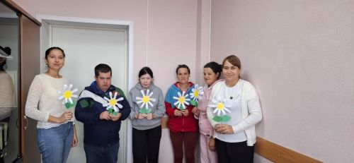 В преддверии Дня семьи, любви и верности специалисты Кайбицкого отделения соцпомощи семье и детям с получателями услуг сделали символ праздника — «Ромашку»