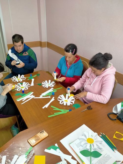 В преддверии Дня семьи, любви и верности специалисты Кайбицкого отделения соцпомощи семье и детям с получателями услуг сделали символ праздника — «Ромашку»