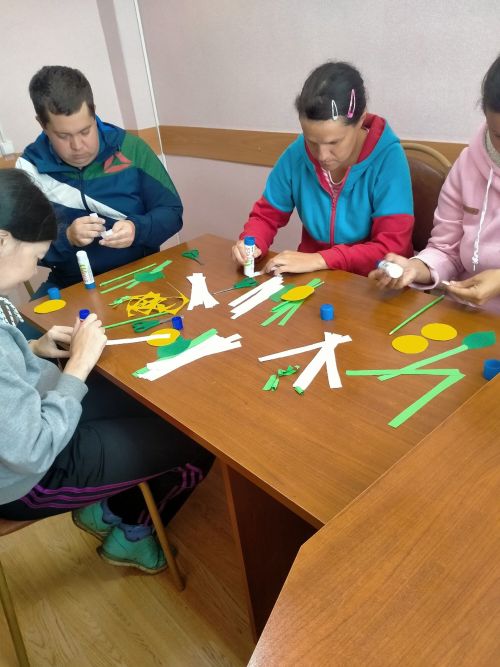 В преддверии Дня семьи, любви и верности специалисты Кайбицкого отделения соцпомощи семье и детям с получателями услуг сделали символ праздника — «Ромашку»