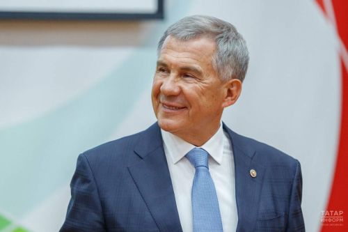 Рустам Минниханов передал ключи от 105 автомобилей сельским хозяйствам Татарстана