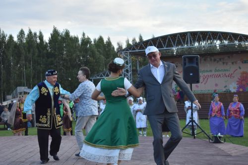 Кайбычта кичке уен гөрләп узды