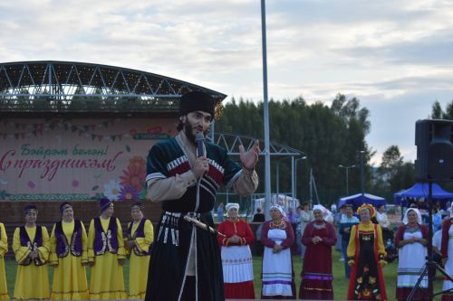 Кайбычта кичке уен гөрләп узды