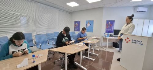 В честь Дня Государственного флага России специалисты отделения социальной помощи семье и детям ГАУСО «КЦСОН „Омет“» в Кайбицком районе провели мастер-класс «Три цвета праздника»