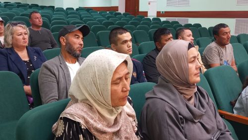 В Большекайбицком доме культуры состоялась встреча с мигрантами, проживающими в районе
