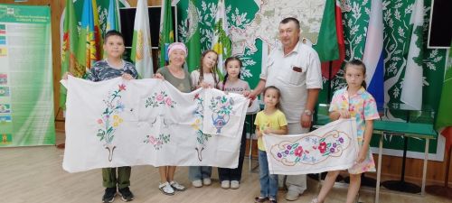 Гузель Мухаметдинова из Больших Кайбицев и ее внуки-исследователи посетили музей Кайбицкого края, где приняли участие в акции «Подари музею экспонат»