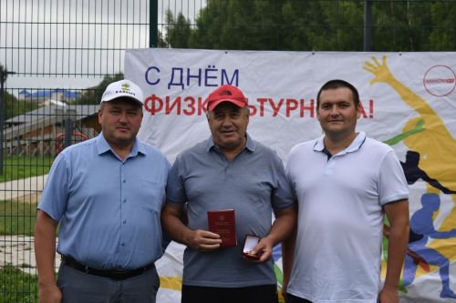 Глава Кайбицкого района наградил работников сферы спорта